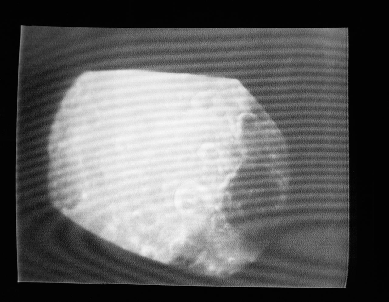 Apollo 8 — TV camera view of the Moon, 1968 (NASA) La superficie lunare vista dalla telecamera TV dell'Apollo 8 (1968)