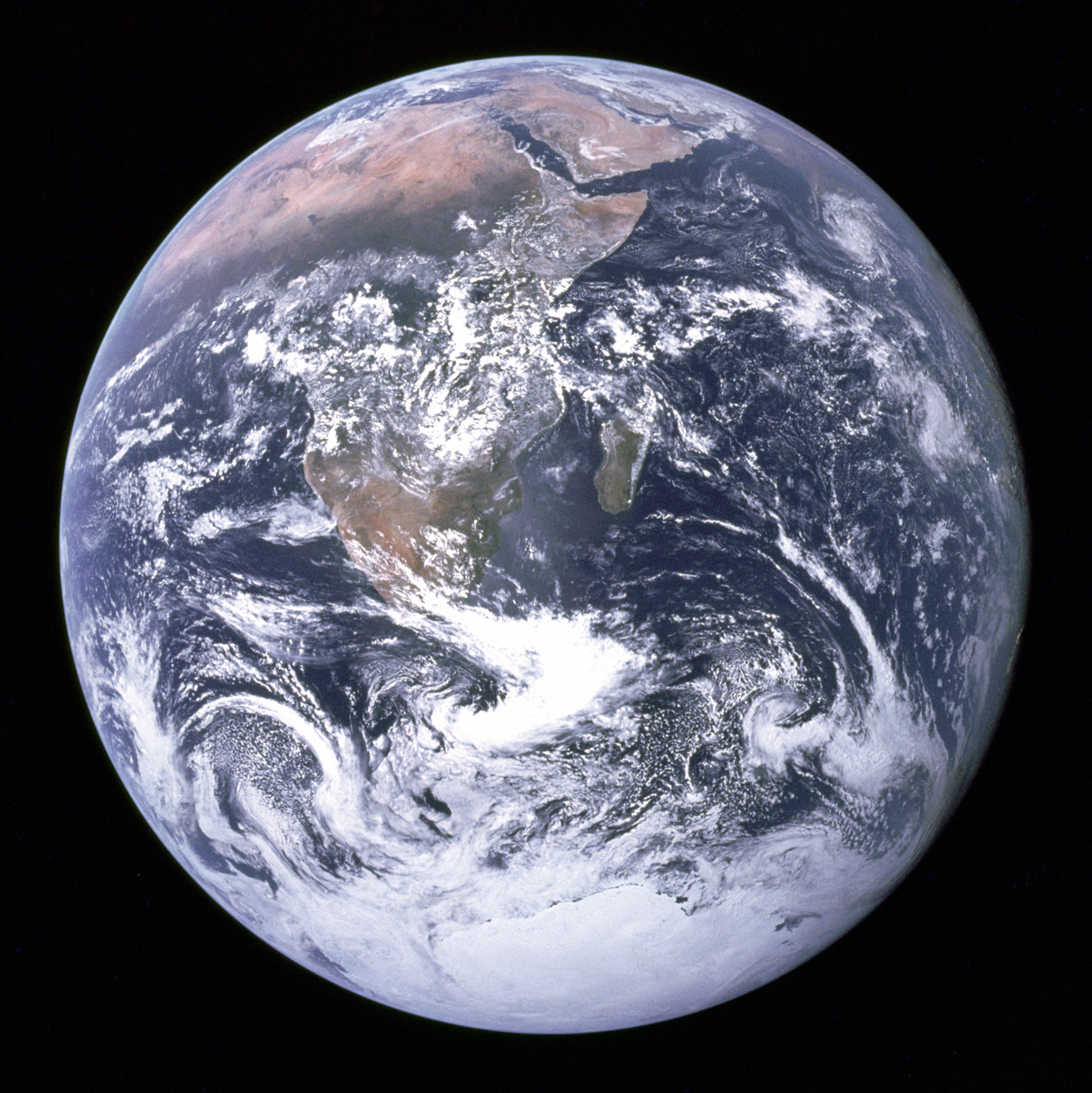 The Blue Marble — NASA Apollo 17 (1972) The Blue Marble — Apollo 17 (1972) — la prima fotografia completa della Terra