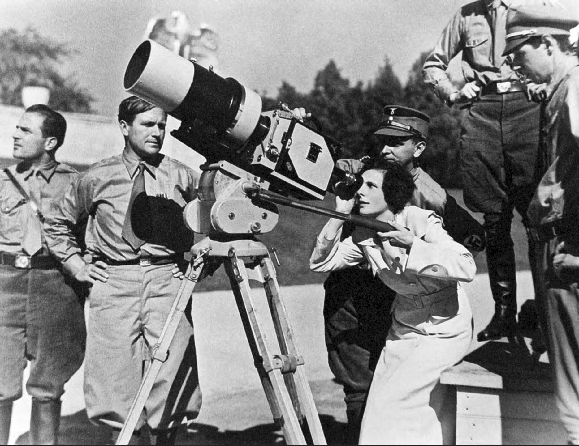 Leni Riefenstahl — sul set di Triumph of the Will (1934) Leni Riefenstahl riprende con la macchina da presa durante le riprese del 'Triumph of the Will' (1934)